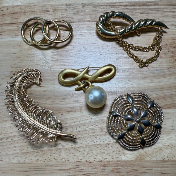 Vintage Gold Tone Brooch Collection, 5 piece lot, classic, grandma, euro, fem - Picture 3 of 10